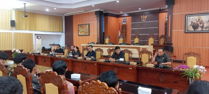 Ket poto: DPRD Jembrana undang tenaga kontrak atau non ASN Pemkab Jembrana diruang sidang Paripurna
