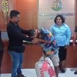 Ket poto: Tersangka pencurian cengkeh meminta maaf kepada pemilik cengkeh