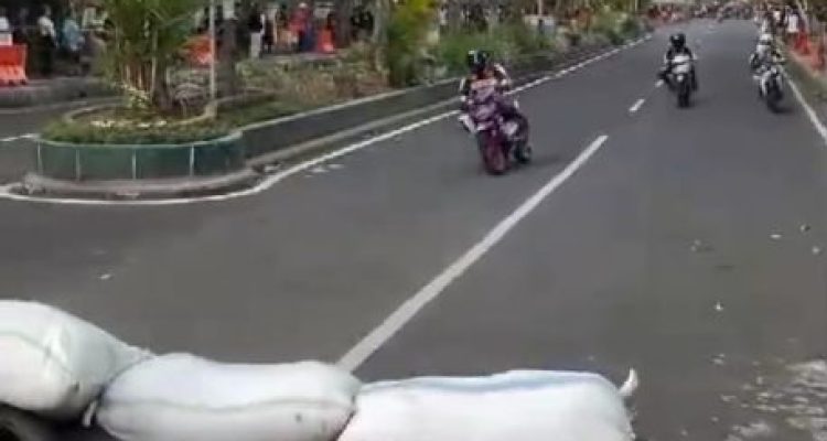 Ket poto: Detik-detik kecelakaan pembalap tabrak penonton