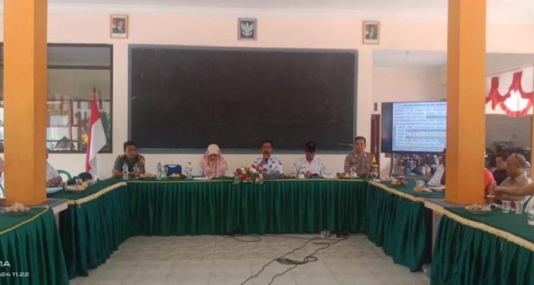 Ket poto: rapat koordinasi terkait rencana survei kelayakan jalur pendakian ke Suaka Margasatwa Dataran Tinggi Iyang