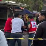 Ket poto: Korban dievakuasi oleh Tim kesehatan dari PMI