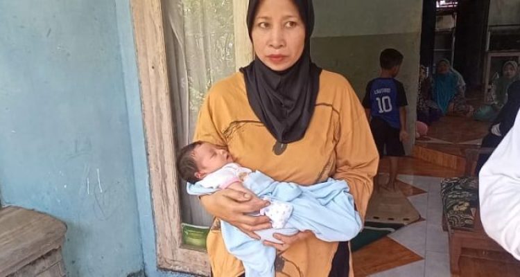 Ket poto: Penemu bayi Umi Nayla