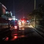 Ket poto: Damkar Jembrana semprot genangan pertamax di got