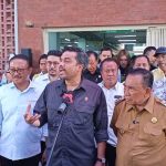 Ket poto: Menteri UMKM didampingi Bupai Jembrana I Nengah Tamba saat usai peresmian Pasar Umum Negara