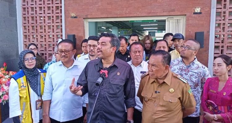 Ket poto: Menteri UMKM didampingi Bupai Jembrana I Nengah Tamba saat usai peresmian Pasar Umum Negara