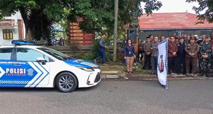 Ket poto: Pelepasan truk logistik di depan Kantor KPU Jembrana Ket poto: Pelepasan truk logistik di depan Kantor KPU Jembrana