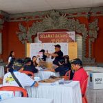 Ket poto: Proses perhitungan surat suara di Kantor Desa Batuagung Ket poto: Proses perhitungan surat suara di Kantor Desa Batuagung