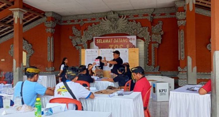 Ket poto: Proses perhitungan surat suara di Kantor Desa Batuagung