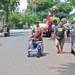 Ket poto: Difabel asal Desa Nusasari berjalam menggunakan kursi roda