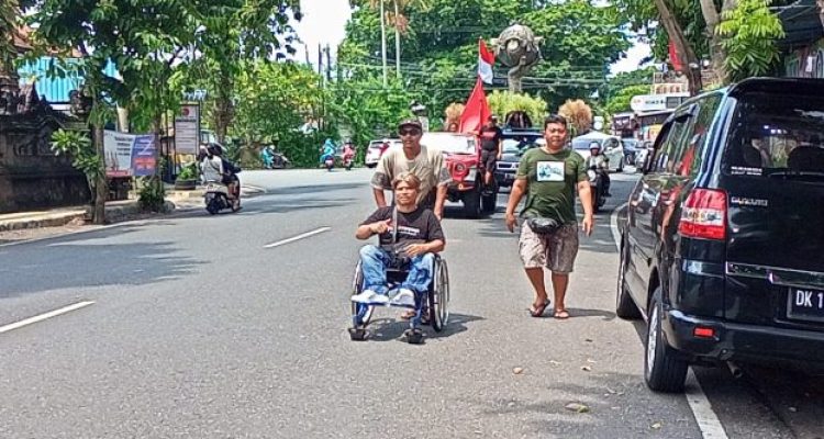 Ket poto: Difabel asal Desa Nusasari berjalam menggunakan kursi roda
