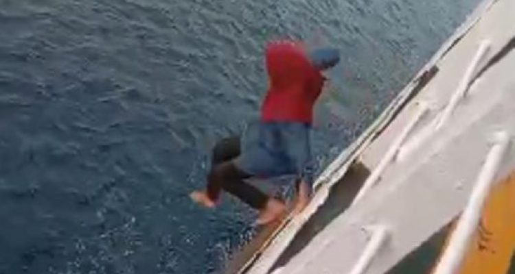Ket poto, Seorang perempuan locat dari kapal di Selat Bali (Dok penumpang KMP Citra Mandala Sakti)