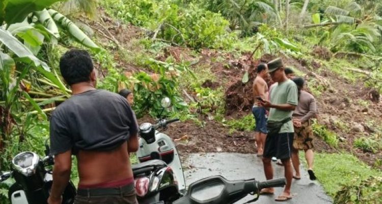 Ket poto: Tanah longsor tutupi jalan di Banjar Yehbuah.
