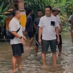Ket poto: Bang-Ipat pantau banjir di Kelurahan Tegalcangkring Ket poto: Bang-Ipat pantau banjir di Kelurahan Tegalcangkring