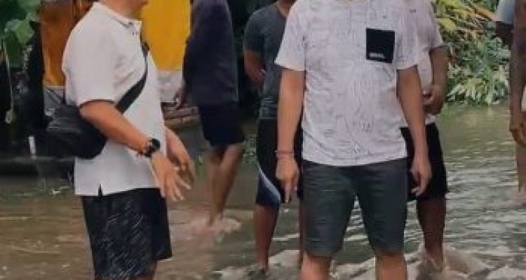 Ket poto: Bang-Ipat pantau banjir di Kelurahan Tegalcangkring Ket poto: Bang-Ipat pantau banjir di Kelurahan Tegalcangkring