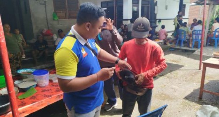 Ket poto: Keswan Kesmavet Jembrana melakukan vaksinasi rabies di rumah korban Ket poto: Keswan Kesmavet Jembrana melakukan vaksinasi rabies di rumah korban