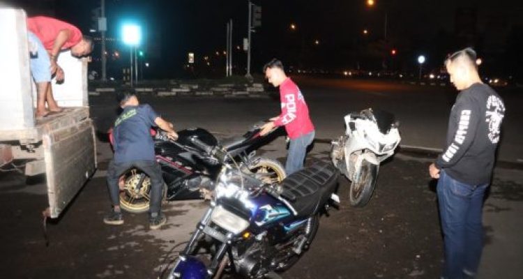 Ket poto: petugas kepolisian mengangkut sepeda motor yang berkenalpon brong