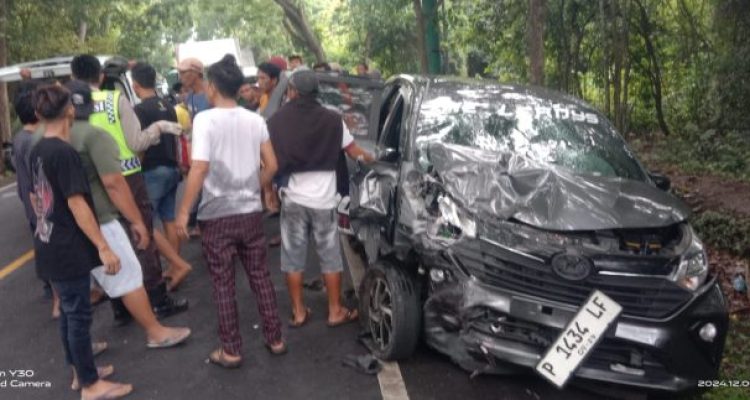 Ket poto: Kondisi mobil travel setelah menabrak mobil pikap