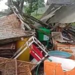 Ket poto: Salah satu rumah warga di Banjar Pebuhan rusak parah diterjang angin puting beliung