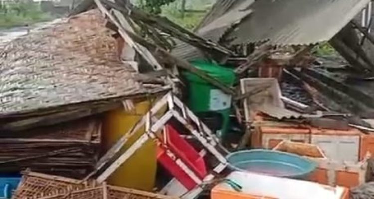Ket poto: Salah satu rumah warga di Banjar Pebuhan rusak parah diterjang angin puting beliung