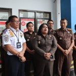 Ket poto: Kepala Kejaksaan Negeri Jembrana, Salomina Meyke Saliama (Tengah)