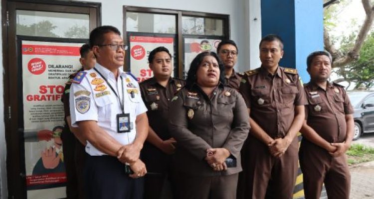 Ket poto: Kepala Kejaksaan Negeri Jembrana, Salomina Meyke Saliama (Tengah)