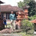 Ket poto: Salah satu tempat suci warga Jembrana yang roboh akibat angin puting beliung