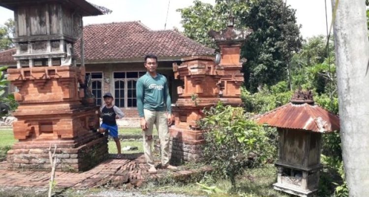 Ket poto: Salah satu tempat suci warga Jembrana yang roboh akibat angin puting beliung