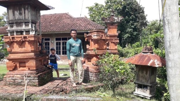 Ket poto: Salah satu tempat suci warga Jembrana yang roboh akibat angin puting beliung
