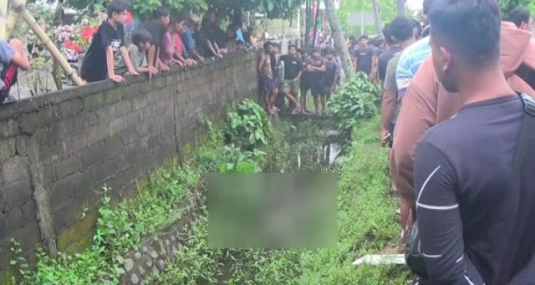 Ket poto: Warga Tegalasih ditemukan warga di saluran air Desa Air Kuning