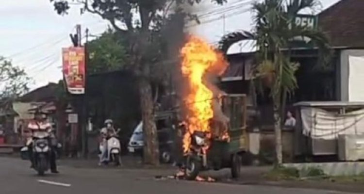 Ket poto: Angkutan roda tiga pengangkut sampah hangus terbakar