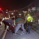 Ket poto: Korban dievakuasi tim kesehatan Puskemas Melaya Ket poto: Korban dievakuasi tim kesehatan Puskemas Melaya