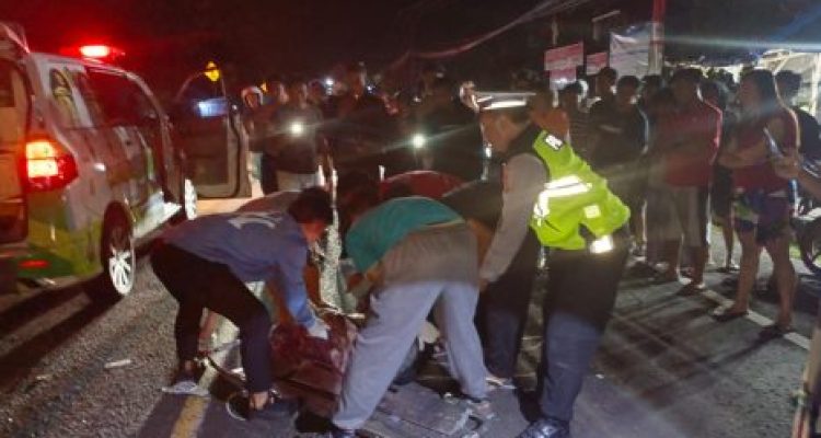 Ket poto: Korban dievakuasi tim kesehatan Puskemas Melaya Ket poto: Korban dievakuasi tim kesehatan Puskemas Melaya