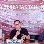 Ket poto: Ketua Komisi Pemilihan Umum (KPU) Jembrana, I Ketut Adi Sanjaya (tengah) Ket poto: Ketua Komisi Pemilihan Umum (KPU) Jembrana, I Ketut Adi Sanjaya (tengah)