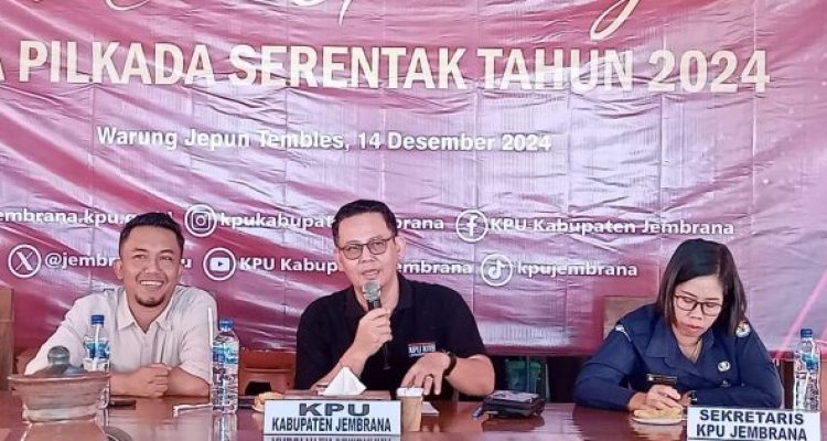 Ket poto: Ketua Komisi Pemilihan Umum (KPU) Jembrana, I Ketut Adi Sanjaya (tengah)