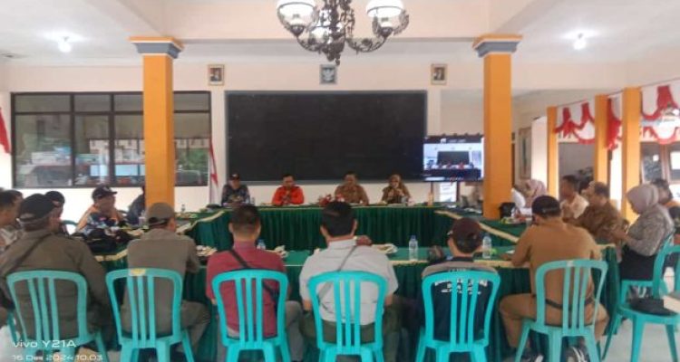 Ket poto: rapat koordinasi terkait rencana survei kelayakan jalur pendakian ke Suaka Margasatwa Dataran Tinggi Iyang Ket poto: Rapat koordinasi