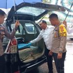 Ket poto: Kapolres Jembrana AKBP Endang Tri Purwanto didampingi Kasat Reskrim menunjukan kendaraan yang didalamnya berisi tangki tambahan untuk membeli BBM bersubsidi