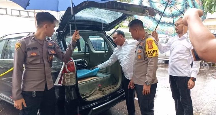 Ket poto: Kapolres Jembrana AKBP Endang Tri Purwanto didampingi Kasat Reskrim menunjukan kendaraan yang didalamnya berisi tangki tambahan untuk membeli BBM bersubsidi