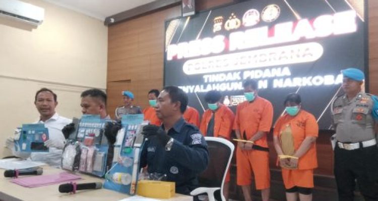Ket poto: Kapolres Jembrana AKBP Endang Tri Purwanto didampingi Kasat Narkoba AKP I Gede Alit Darmana ungkap kasus narkotika jenis sabu