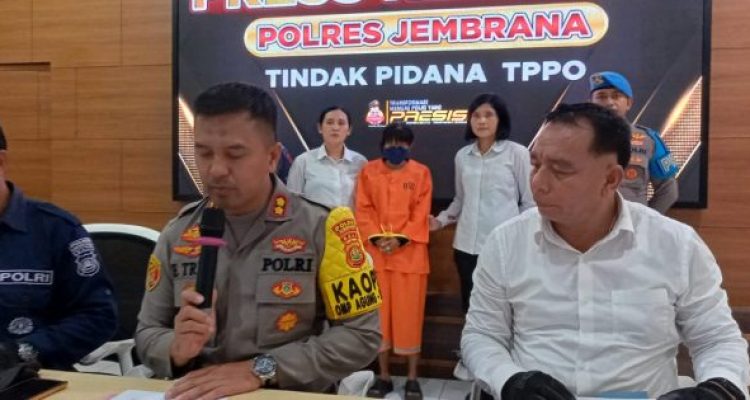 Ket poto: Kapolres Jembrana AKBP Endang Tri Purwanto didampingi Kasat Reskrim dan Kasi Humas Polres Jembrana ungkap kasus perdagangan orang