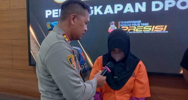 Ket poto: Kapolres Jembrana AKBP Endang Tri Purwanto introgasi pelaku dalang penyelundupan penyu hijau