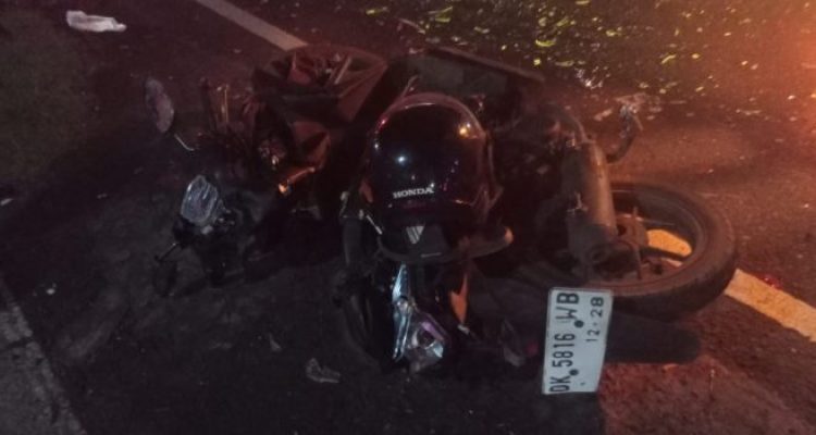 Ket poto: Kondisi sepeda motor yang terjept diantara truk