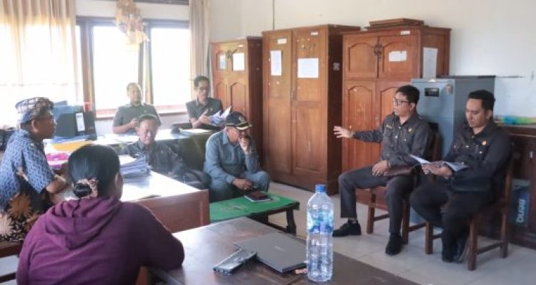 Ket poto: Komisi I DPRD Jembrana sidak Kantor Camat Pekutatan
