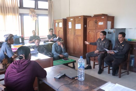 Ket poto: Komisi I DPRD Jembrana sidak Kantor Camat Pekutatan