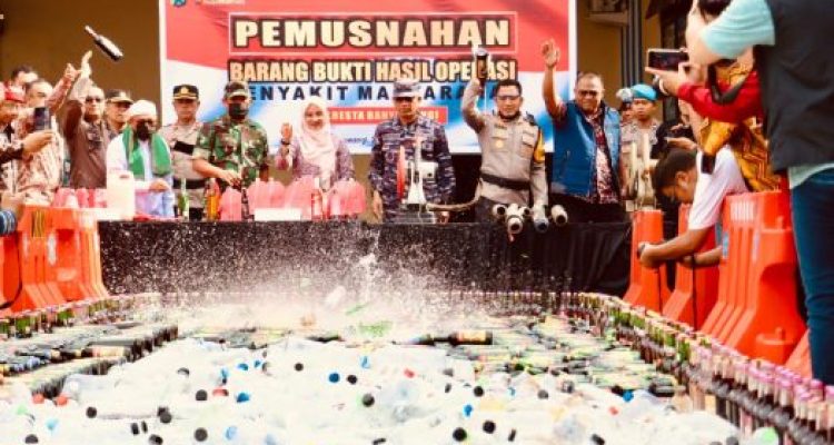 Ket poto: pemusnahan ribuan miras dan ratusan kenalpot brong di Mako Polresta Banyuwangi