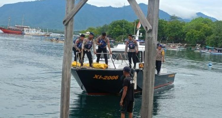 ket poto: Tim Sar Gabungan evakuasi korban penumpang kapal yang loncat ke laut di Selat Bali