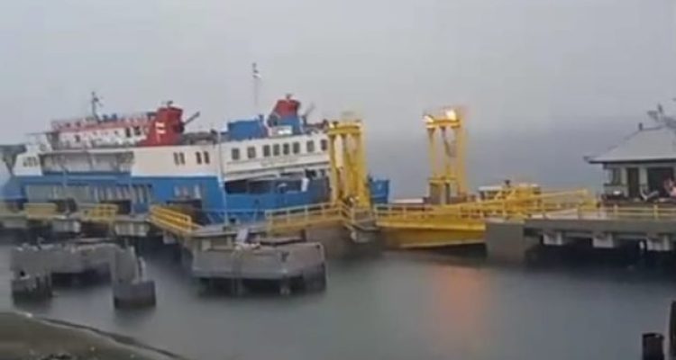 Ket poto: Situasi Pelabuhan Gilimanuk pasca ditutup akibat hujan deras Ket poto: Situasi Pelabuhan Gilimanuk pasca ditutup akibat hujan deras