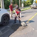 Ket poto: Anggota Polsek Pekutatan saat menutup jalan berlubang di salah satu wilayah di Pekutatan