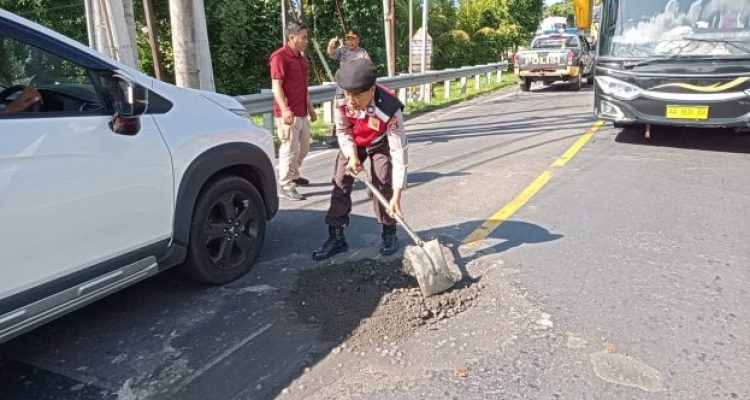 Ket poto: Anggota Polsek Pekutatan saat menutup jalan berlubang di salah satu wilayah di Pekutatan