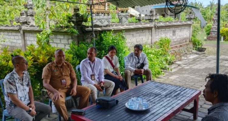 Ket poto: Penempatan, Pelatihan Produktivitas, dan Transmigrasi Dinas Tenaga Kerja dan Perindustrian Kabupaten Jembrana mengunjungi keluarga korban di Desa Tuwed Ket poto: Penempatan, Pelatihan Produktivitas, dan Transmigrasi Dinas Tenaga Kerja dan Perindustrian Kabupaten Jembrana mengunjungi keluarga korban di Desa Tuwed