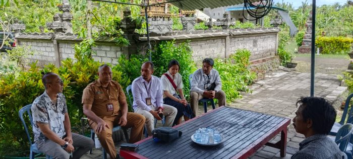 Ket poto: Penempatan, Pelatihan Produktivitas, dan Transmigrasi Dinas Tenaga Kerja dan Perindustrian Kabupaten Jembrana mengunjungi keluarga korban di Desa Tuwed